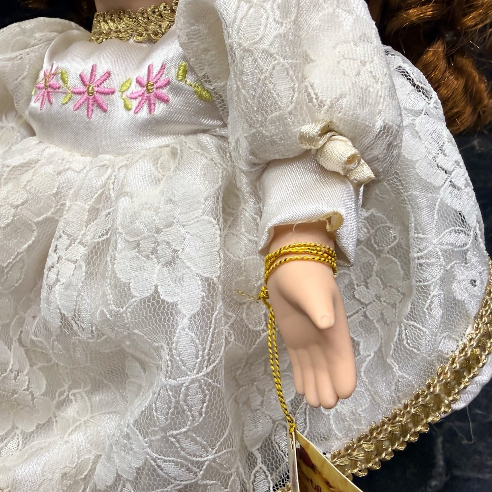 COLLECTOR’S CHOICE Porcelain Collectible Musical Doll - Picture 14 of 16